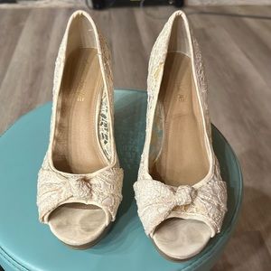 American Eagle by Payless off white/ cream lace detail peep toe wedges 11W